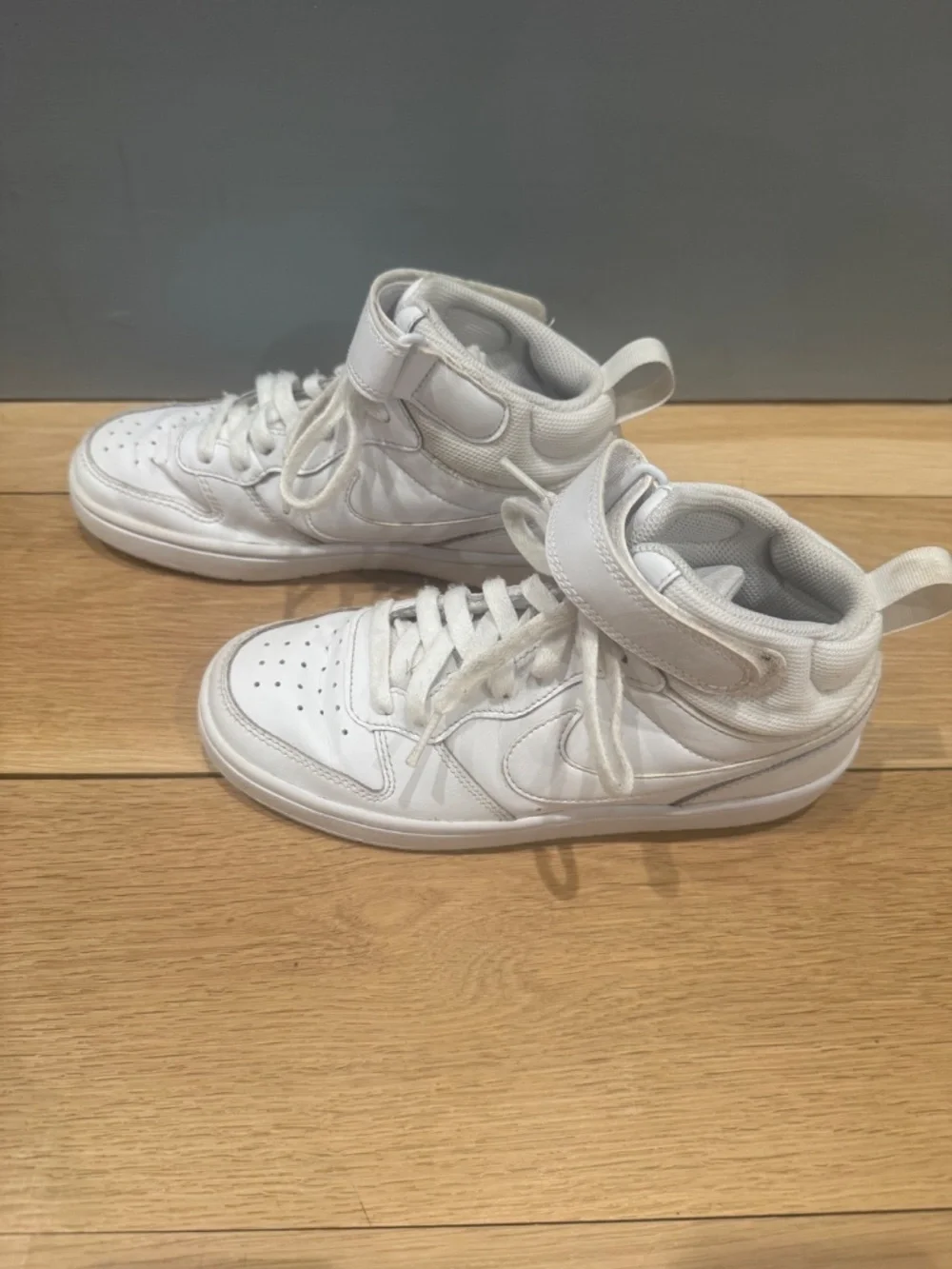 Nike Kids Court Borough Mid 2 white-Sz 4.5 Youth